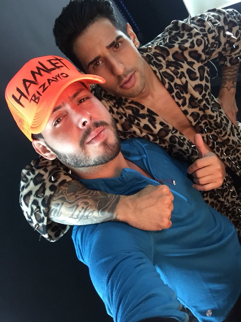 HamletVIP's tweet photo. Cuando los buenos se juntan el mundo tiembla. 🔥 Con mi nuevo modelo e imagen de @LaboratoriesHamlet 👾👌🏻 el es #ElAlien 👽 #MoisesCuellar / @HamletVip #HamletBizarro https://t.co/oKfNjMoAEh