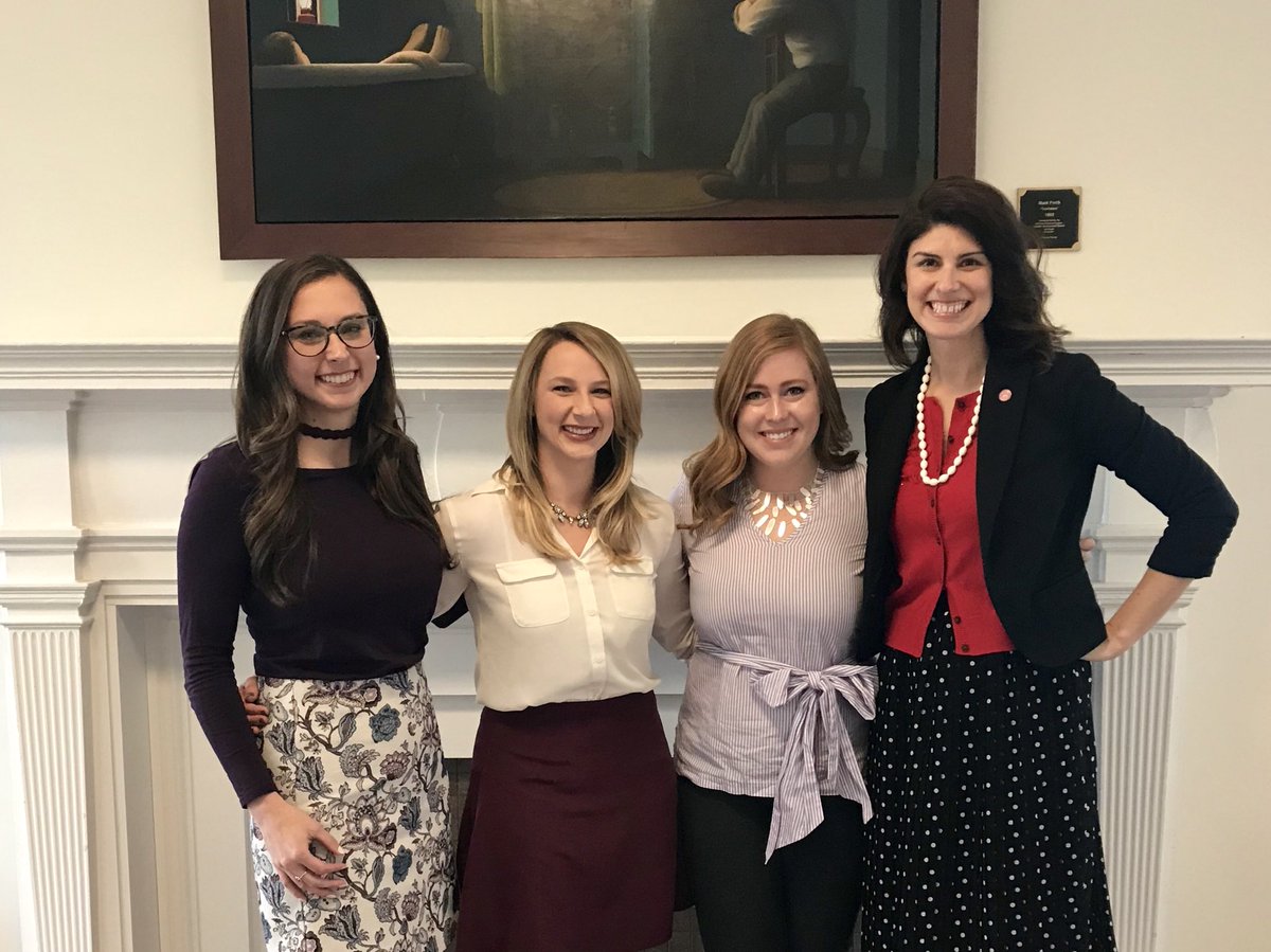 mmlinbloom's tweet photo. Love spending time with my @ISUSOC PR pals at #COMWeek2018! So much talent among these women 💗 #GirlBoss https://t.co/gXBN8B2pis