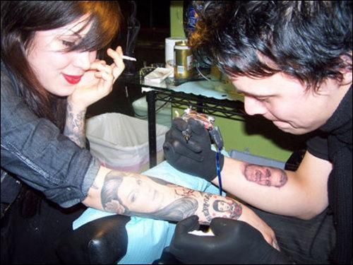 🌈☆♡✴️L🔺DY R⨺INB🎛️W☠️🎼🔊🎵🎶 Twitter: "Kat Von D being tattooed by Valo 🙃💉 https://t.co/vNcKwcVsfn" / Twitter