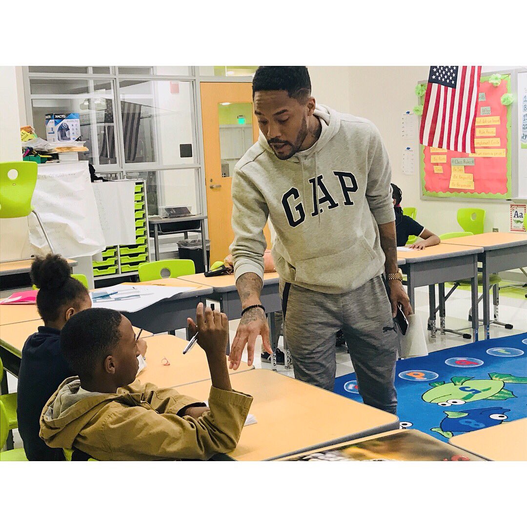 AkioEvans's tweet photo. Today with my students working together developing their visions, creating a magazine that highlights Apps theyβve created for Kids.
#CreativeDevelopmentStudios #MagazineMe
#Baltimore #Kids #Teacher #Mentor #WeStillLoveBaltimore https://t.co/cXTZiR0xmW