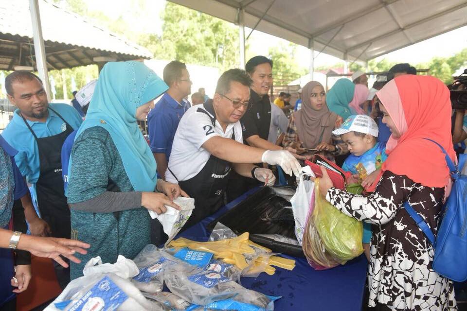 YBAhmadRazif's tweet photo. Alhamdulillah semalam sesi senamrobik dan Jualan Sentuhan Rakyat di Dewan Serbaguna Tok Jembal mendapat sambutan yang meriah sekali daripada rakyat daripada pelbagai lapisan umur. 

#terengganumolekdoh https://t.co/gIZZ0WjzOZ