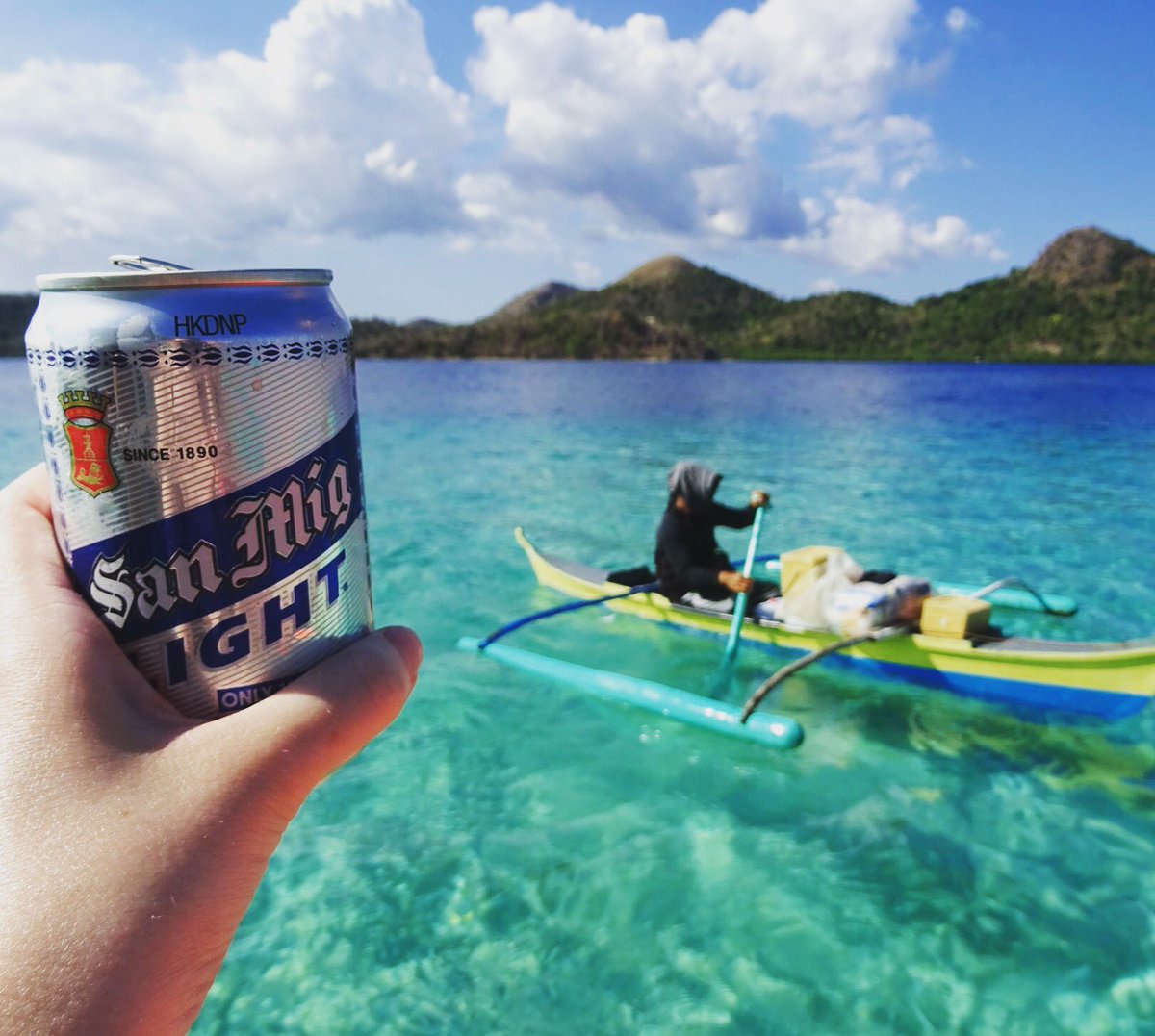 Couldn't resist a #coldbeer from the floating 7-11 man in the #Palawan heat #boattrip #Philippines #SanMiguel #traveller #deepbluesea #beer