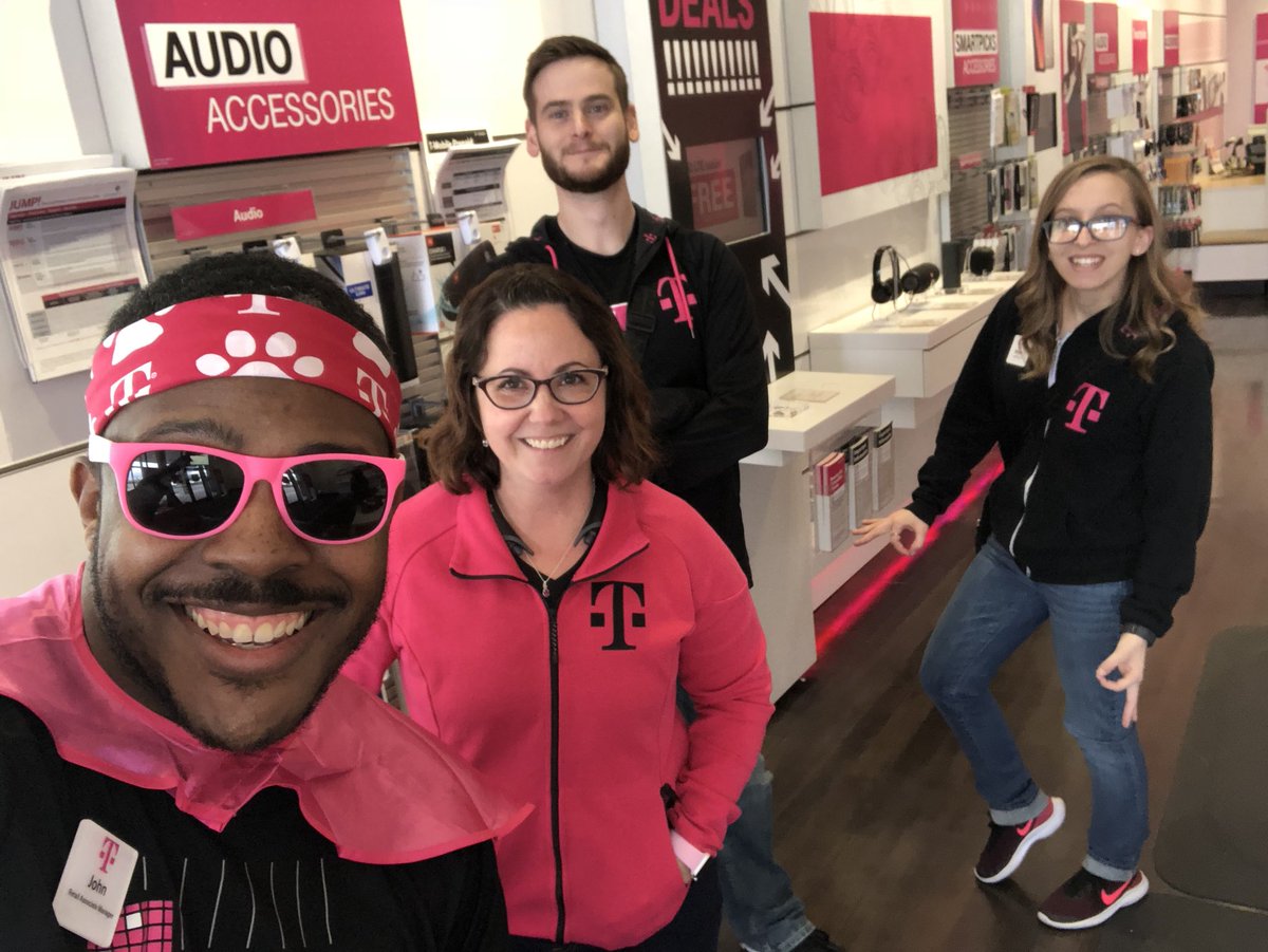 johnrjohnson2nd's tweet photo. When your favorite DM @Kenziemichael1  stops by you have to take a group selfie 🤳 lol #nerules #BestDM #WeLoveOurJobs https://t.co/pIVJVDPhB2