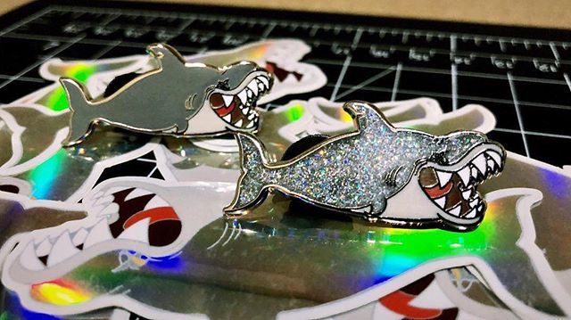 bbllowwnn_'s tweet photo. Repost @wadeandco
・・・
🦈 🦈 🦈 Tiny the shark. 1.5” Hard Enamel w/ silver glitter variant. Next up in our cuphead line🤙🏼 Snag yours today! .
.
.
#pinclusive #pinstagram #pinsofig #pinclub #pintrading #pinlord #pingod #pingame #lapelpins #lapelpin #e… https://t.co/iGwgIVLifn https://t.co/awIcAIHhyb