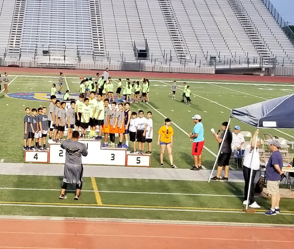 normaeb1974's tweet photo. Way to go Mauro Benavides for placing 4th in the #120MeterRun
Congratulations to the Col Santos Benavides 4th grade boys for placing 3rd on their #4x400MeterRelay @ the 2018 Invitational Boys &amp; Girls Club of Laredo TX., R.C. Cola &amp; Conrado Cruz, Jr. #TrackRelays #Broncos https://t.co/B0IyfyFovw