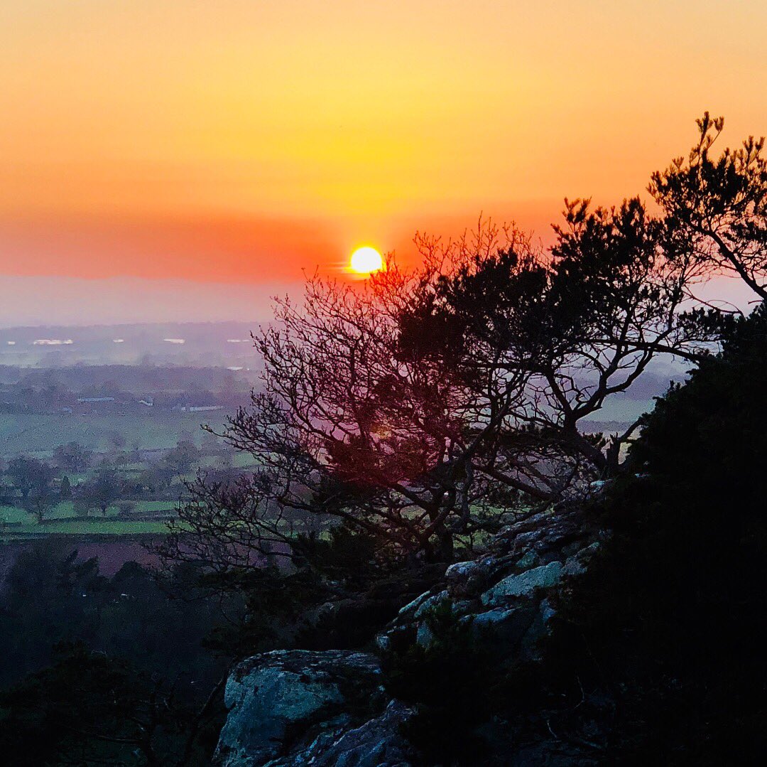 HelenHone's tweet photo. Sunrise and sunset 25 degrees #stunning https://t.co/WvFzcop0nw