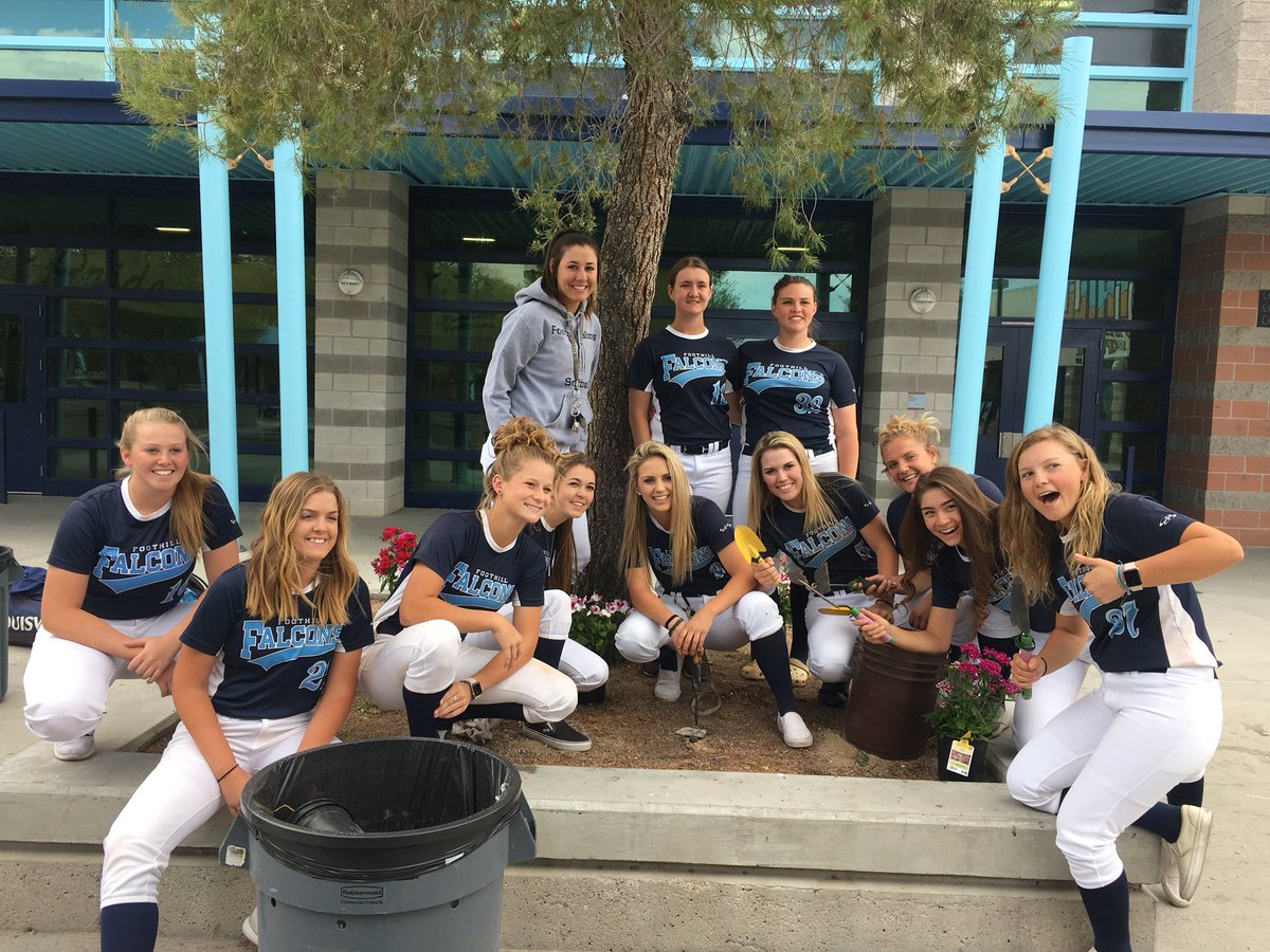 FHSSoftball2018's tweet photo. Planting Day! Nice team bonding! #2018softball #planter29 https://t.co/F16fBXhERJ