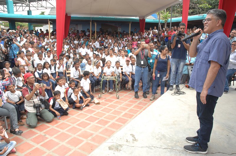 📸 GALERÍA | Entrega de dotación y Canaimas a escuelas de Higuerote, municipio Brión, estado #Miranda. Seguimos trabajando por una educación de calidad e inclusiva 💛💙❤  goo.gl/5vU8to <a href="/NicolasMaduro/">Nicolás Maduro</a> <a href="/JauaMiranda/">Elías Jaua</a> #SomosIndependientes
