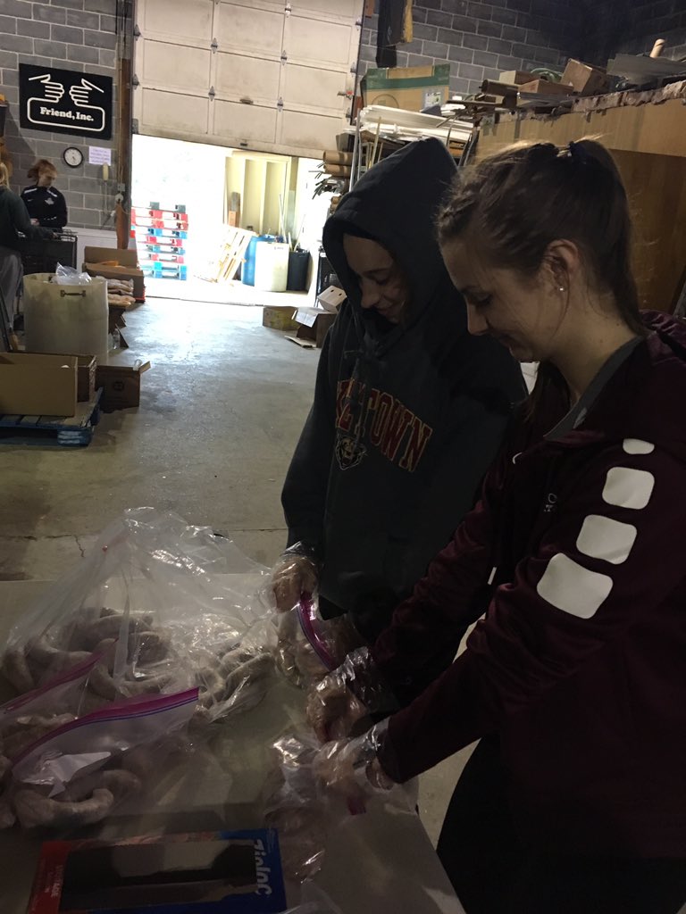 KUBearsWBB's tweet photo. College basketball gives us the great opportunity to play the game we love. It also provides us with the opportunity to give back to those in need. Happy to lend a helping hand to the food pantry here in town. #KUWB #GiveBack 🐻🏀 https://t.co/3wGl2q263h