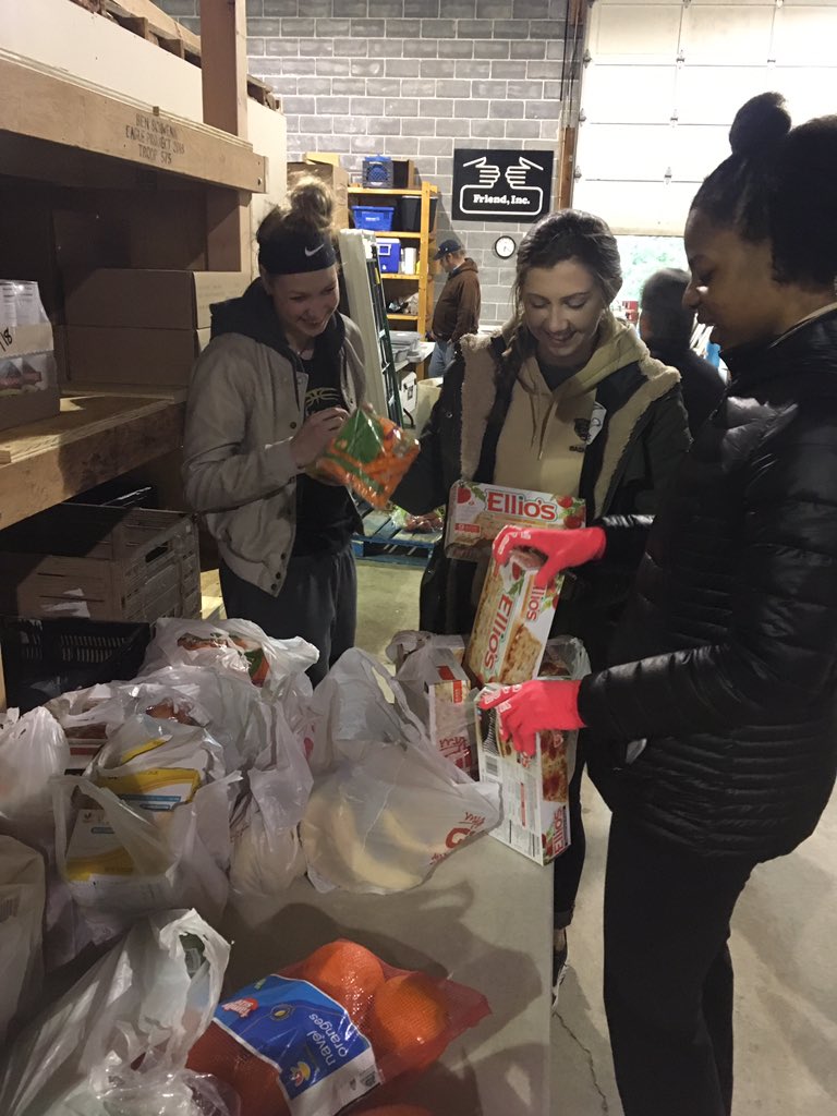 KUBearsWBB's tweet photo. College basketball gives us the great opportunity to play the game we love. It also provides us with the opportunity to give back to those in need. Happy to lend a helping hand to the food pantry here in town. #KUWB #GiveBack 🐻🏀 https://t.co/3wGl2q263h