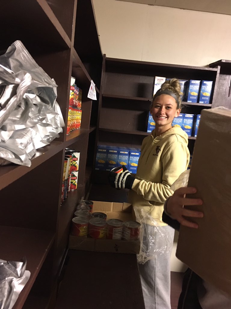 KUBearsWBB's tweet photo. College basketball gives us the great opportunity to play the game we love. It also provides us with the opportunity to give back to those in need. Happy to lend a helping hand to the food pantry here in town. #KUWB #GiveBack 🐻🏀 https://t.co/3wGl2q263h