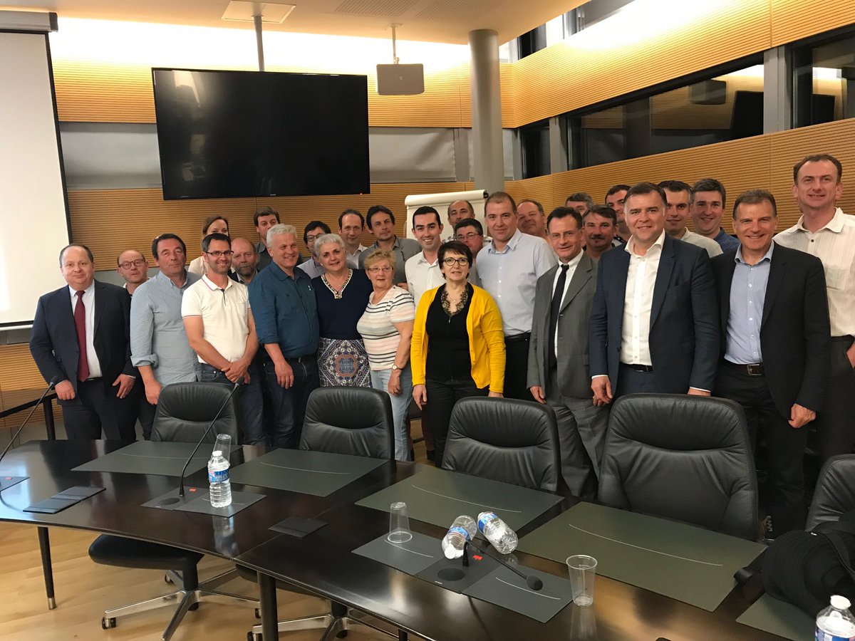 Séance de travail avec les élus @FdseaLoiret   <a href="/JALoiret/">JA Loiret</a> Toute l’actualité brûlante des dossiers nationaux et locaux.
Volonté de rebondir et de bâtir un projet agricole porteur d’avenir avec partenaires économiques et financiers.
Merci <a href="/benoistcdric/">benoist cédric</a> <a href="/MaximeBuizard/">Maxime Buizard</a>