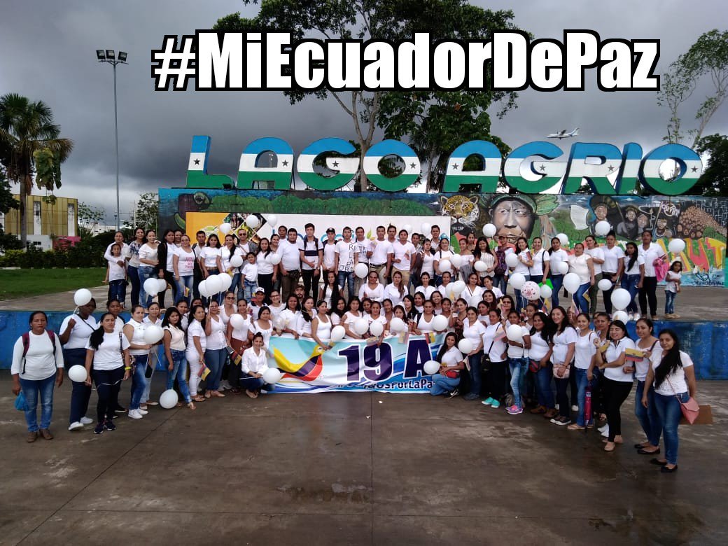gastrocirugiaIm's tweet photo. Es deber de todos los ecuatorianos colaborar en el mantener la paz y la seguridad como mandato constitucional y principio humanista, esta marcha es la expresión de un pueblo que a pesar del luto en sus corazones, no se quedará jamás inmóvil por el miedo. #MiEcuadorDePaz https://t.co/2xMiZRtyzX