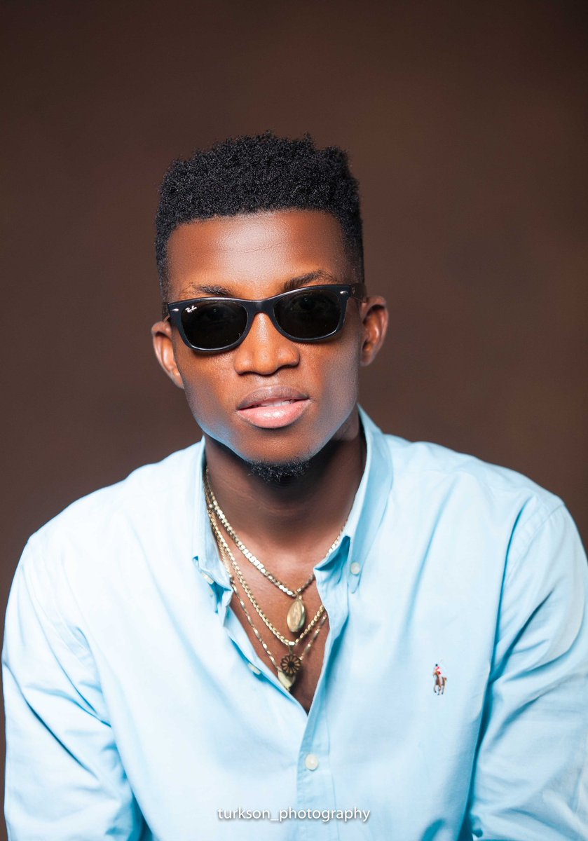 KinaataGh's tweet photo. Obi nyim no aa.. Ɔnka nkyerɛ no dɛ Kofi Kinaata se ɔ'checki no dread. 😍😍😍😍 #SweetiePie #Queenaata #BirthdayMonth #AprilBornsRock https://t.co/RX50Rdtfaj