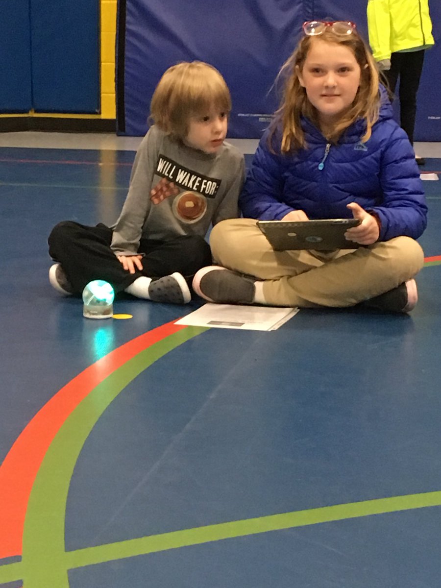 Showing what she knows about Sphero on Barcroft’s STEAM night. #BarcroftSoars <a href="/ddcoggins/">DC</a> <a href="/MsBouton/">Krista Bouton</a> <a href="/BiBaChat/">Bilingual Barcroft</a> #APSisawesome <a href="/APSVirginia/">Arlington Public Schools</a> @knightsread