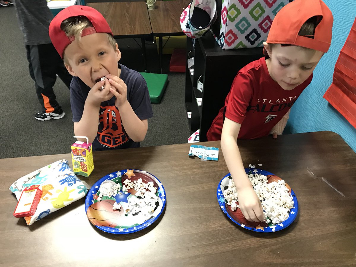 KinderMrsH's tweet photo. Baseball champs! 🏅⚾️ #HESPride https://t.co/WdOYshIA9N