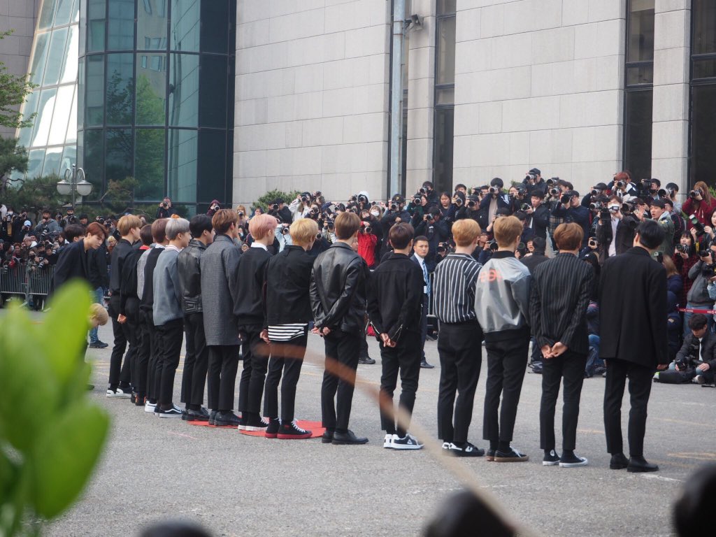 phenomeKNOT's tweet photo. กล้องสื่อวันนี้คือเยอะมาก อลังการงานสร้างมากกกก SM ก็เล่นใหญ่มาก โปรเจคพันล้านที่แท้ทรู ขอให้ปังๆๆๆ / เอาแบ้งค์พันตบๆจอ #NCT2018 #NCT2018_BLACKONBLACK https://t.co/yxgwe9uJHJ