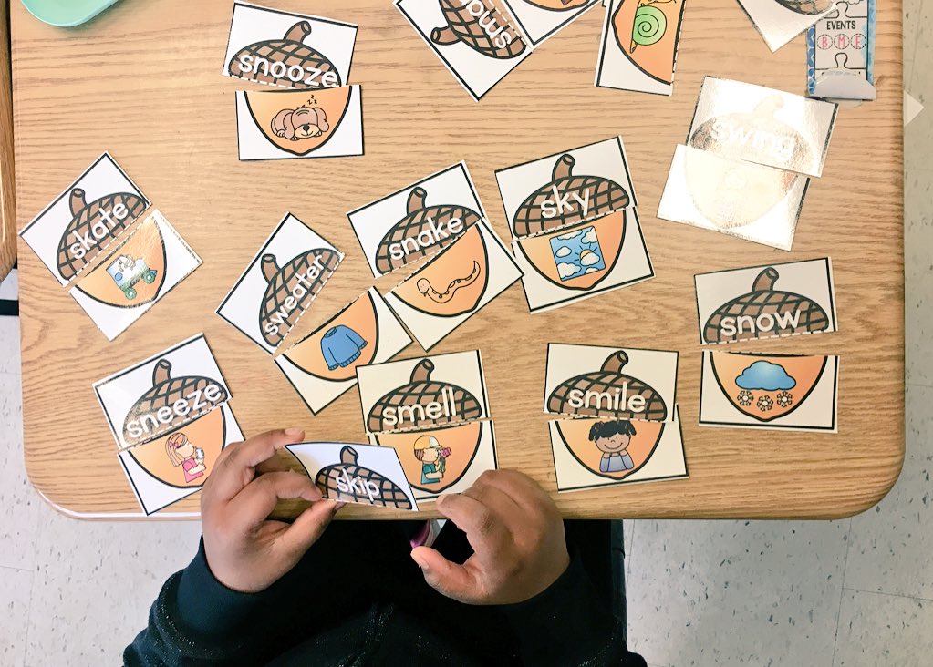 MsVanessaDionne's tweet image. Our “soft entry” this week included hands-on activities such as Picture/Word Matching, unscrambling words to make sentences &amp;amp; Long &amp;lt;E&amp;gt; sorting using e, ea and ee. #softentry #morningbins #handsonlearning