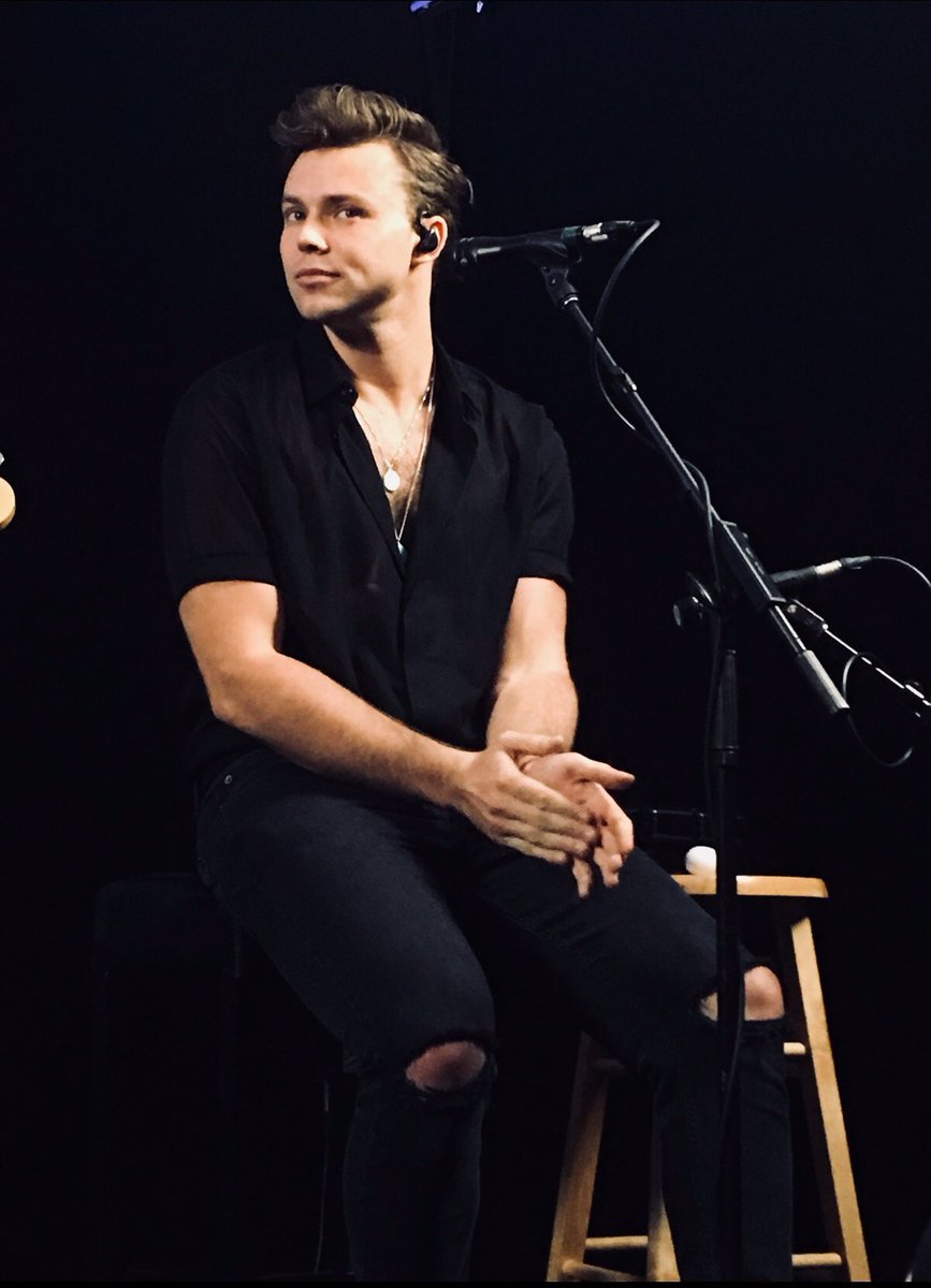 1061KISSFMDFW's tweet photo. Thanks to @5SOS for stopping by to perform today in the 106.1 KISS FM Listener Lounge &amp; for meeting our amazing listeners! Who’s going to see them perform at the @HOBDallas tonight? #HouseofBlues #5SOSFAM #5SOS #1061KISSFM https://t.co/fUTeZDgEjI