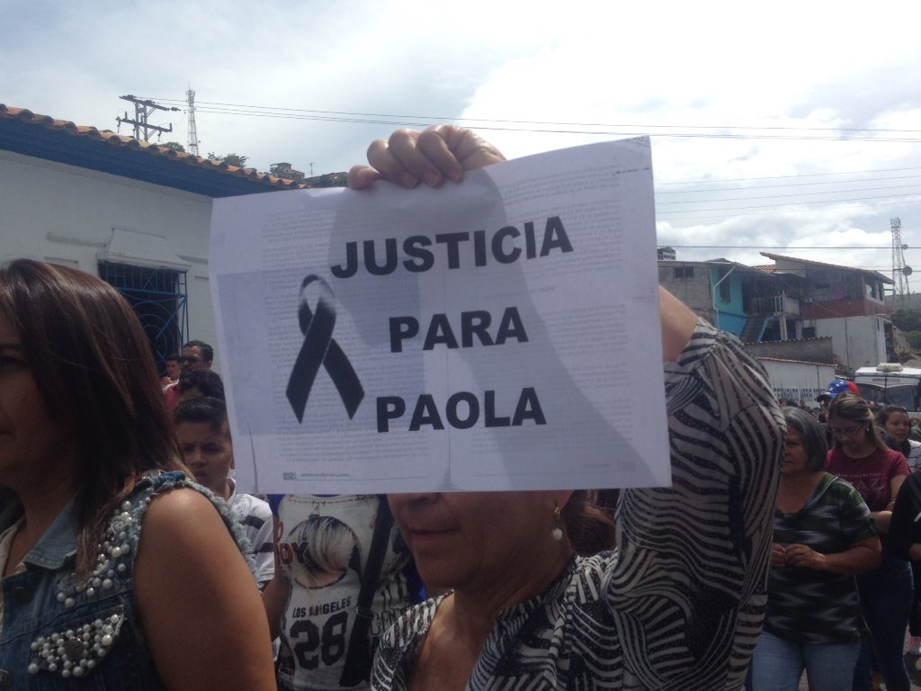 lorebornacelly's tweet photo. Hace un año fue uno de los días más tristes. Aún vemos en las calles cicatrices de donde nos ahogaron con lacrimógenas, donde hirieron a más de 40 personas y asesinaron a Paola Ramírez. No la olvidamos y aún esperamos que sean castigados quienes la amenazaron con pitolas en motos https://t.co/tYsUQvdeW3