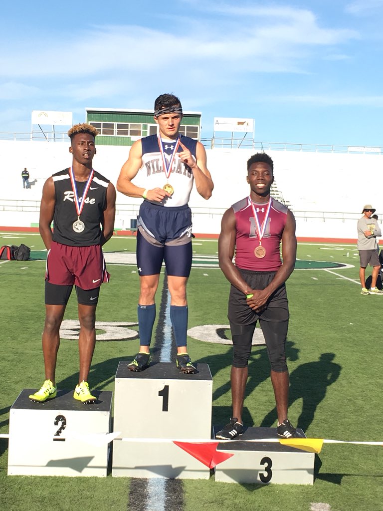 Coach_Kittley's tweet image. Another medal and PR for DB in the 200! 22.35 #DMGB #Booyah #Comeon @darren63015747 @DogFootball