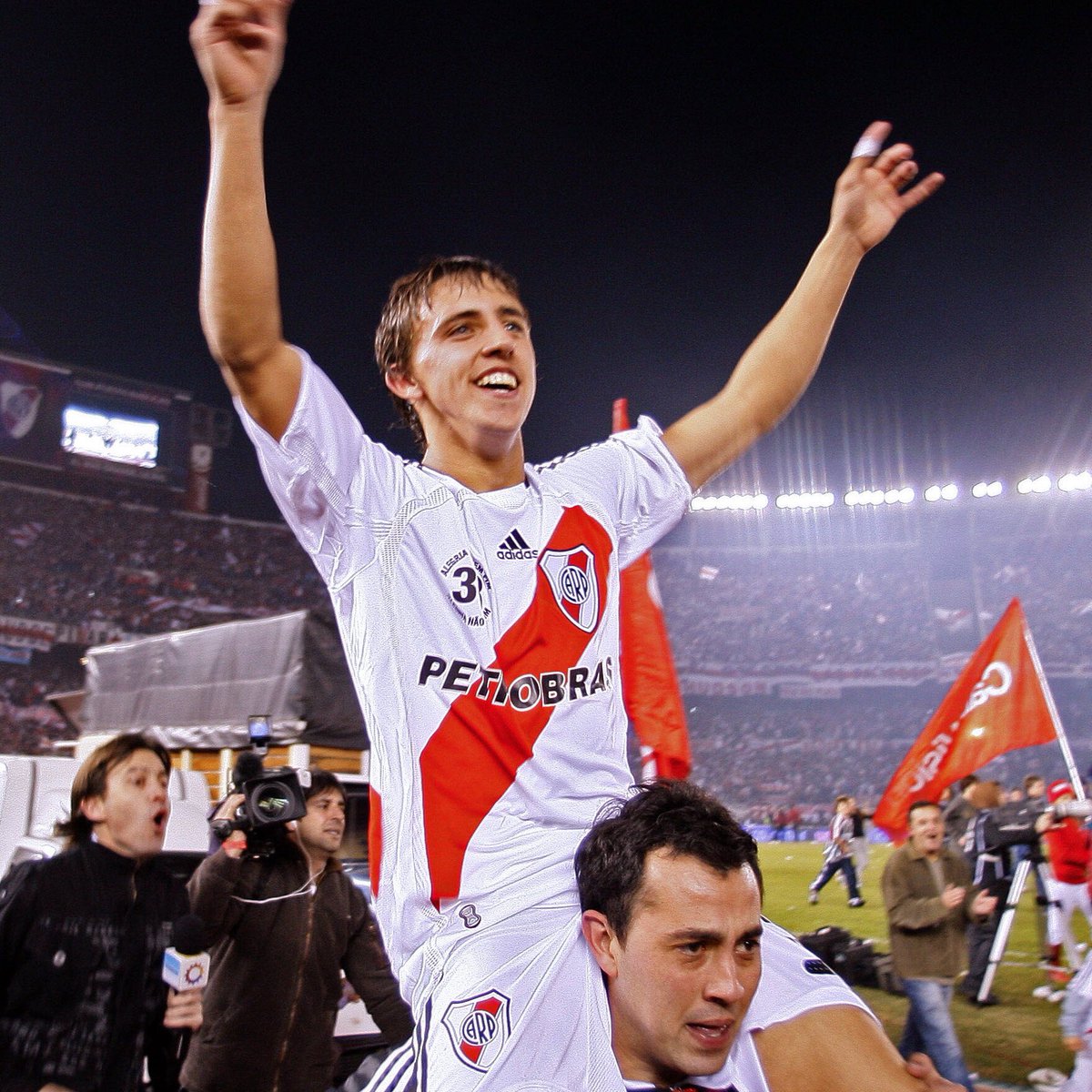gastihirsch's tweet photo. Un crack adentro de la cancha pero, sobre todo, un luchador que siguió jugando al fútbol a pesar de vivir uno de los peores momentos que puede atravesar una persona. Felices 30 años, Diego Buonanotte... https://t.co/Xt2STiZJ7D