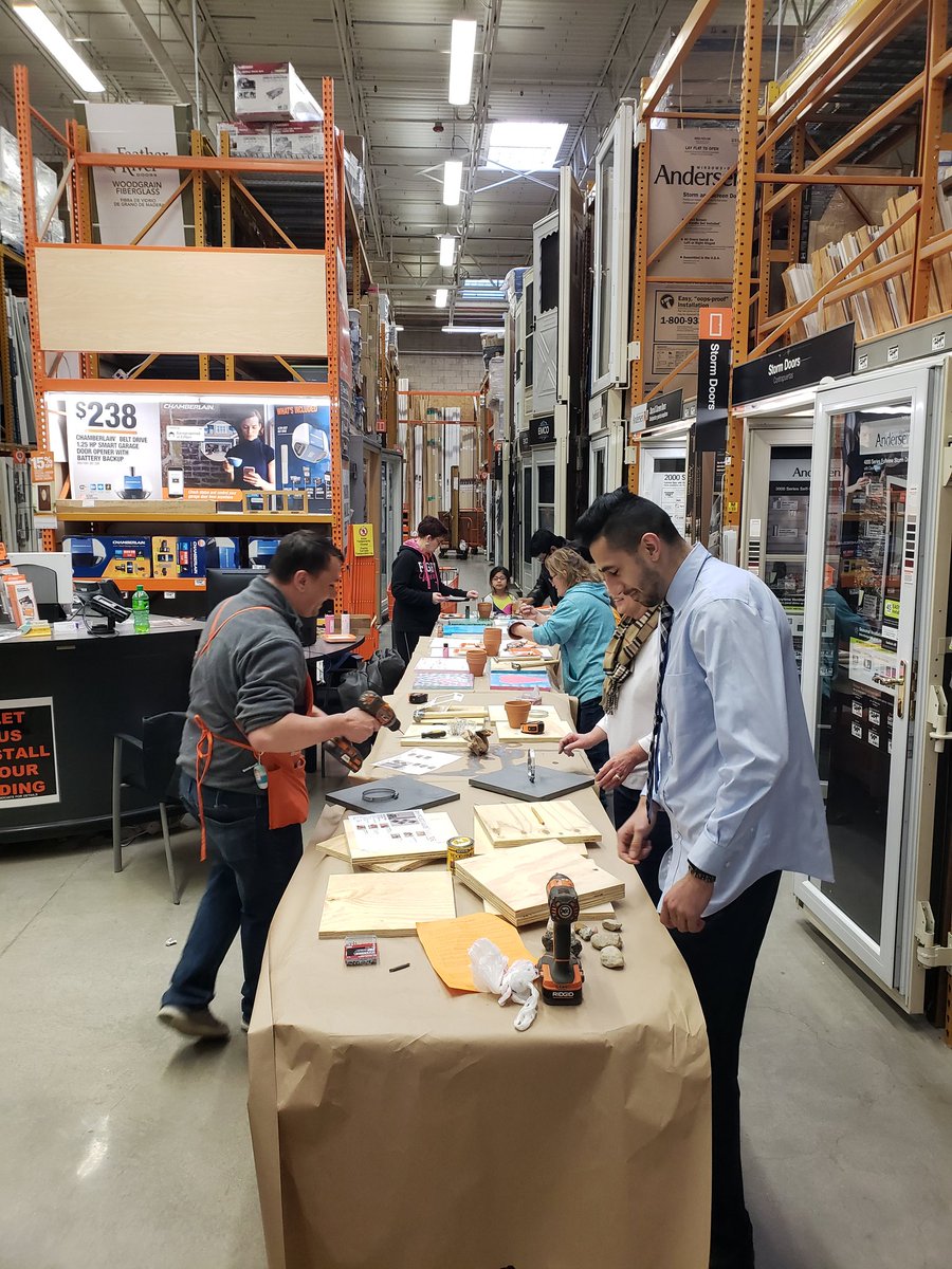 Do it herself workshop has turned into do it yourself workshop at the Commerce Home Depot.. The more the merrier... 😁😀☺