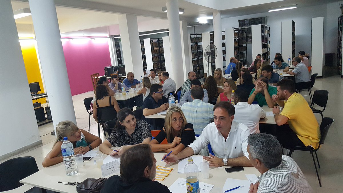 AValsagna's tweet photo. Hoy nos reunimos con los organizadores de eventos para consolidar el turismo de reuniones y sumarlos al Concurso #SantaFeEmprende. Pensar que hace 5 años no teníamos ni un calendario anual. Ahora, en 2017 registramos 413mil asistentes en 234 eventos. #SantaFeCrece https://t.co/IoFS6vRgSO