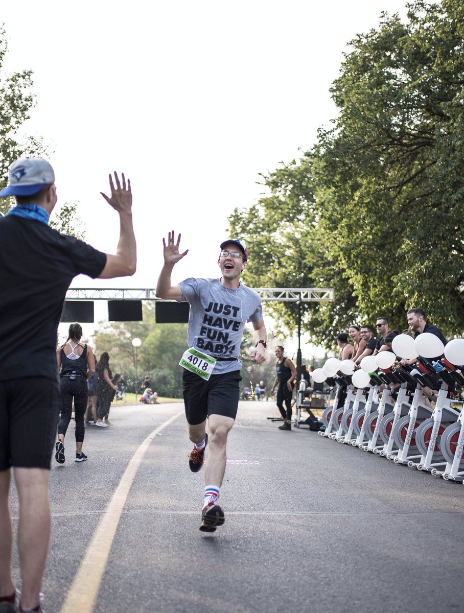 NATIONAL HIGH FIVE DAY

RT TO HIGH FIVE YOUR CREW. 

PICTURED: NATIONAL HIGH FIVE DAVE
