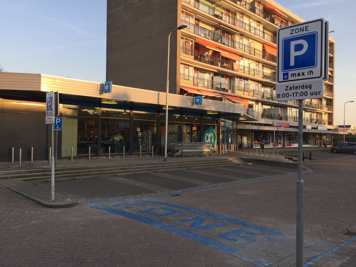 Vergeet u het niet? Vanaf morgen geldt op zaterdag de blauwe parkeer-zone bij het winkelcentrum aan de Reeweg! #parkeerschijf