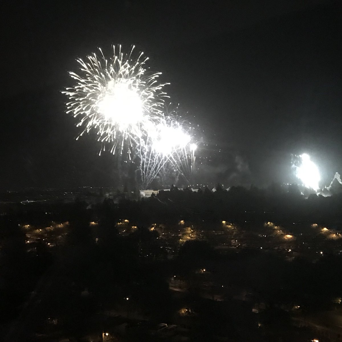 bestfriendguide's tweet photo. Unexpected fireworks view from our room 💥#somuchmagic https://t.co/1PwJM8sTR5
