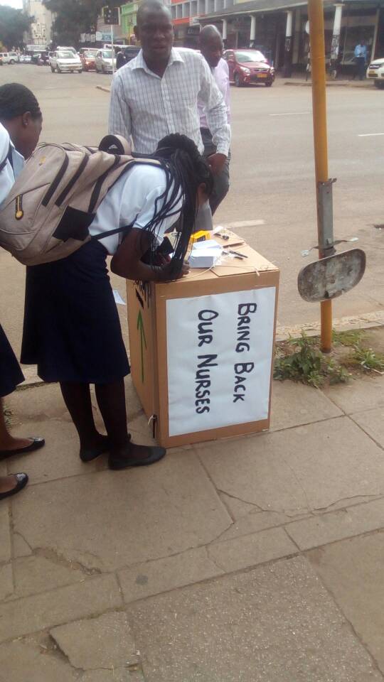 DrVChimhutu's tweet photo. "A person who sells eggs must not start a fight at the market" Nigerian proverb
VP Chiwenga can learn a thing or two from this African wisdom #DearVP #BringBackOurNurses https://t.co/wxio4QpK53