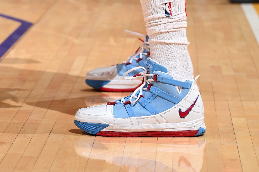 Sneakslike's tweet photo. #SoleWatch: P.J. Tucker switched into the "Oilers" Nike LeBron 3 🔥🔥🔥 https://t.co/7eEAABfcfo https://t.co/O62YmMf2Iu