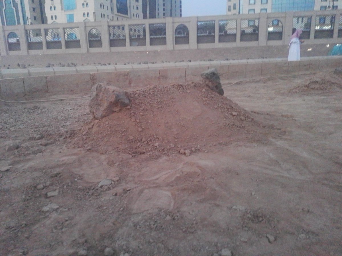 Nawwar333's tweet photo. مااضيق الدنيا هنا والدتي اللهم اغفر لهذه النفس  المسلمة, واجعلها من الذين تابوا واتبعوا سبيلك, وابدلها بدارٍ خيراً من دارها , واهلٍ خيراً من اهلها , وقها عذاب النار https://t.co/BHVQyle7Rn