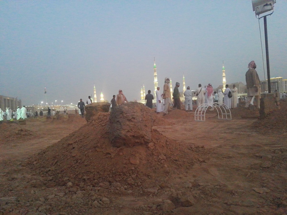 Nawwar333's tweet photo. مااضيق الدنيا هنا والدتي اللهم اغفر لهذه النفس  المسلمة, واجعلها من الذين تابوا واتبعوا سبيلك, وابدلها بدارٍ خيراً من دارها , واهلٍ خيراً من اهلها , وقها عذاب النار https://t.co/BHVQyle7Rn