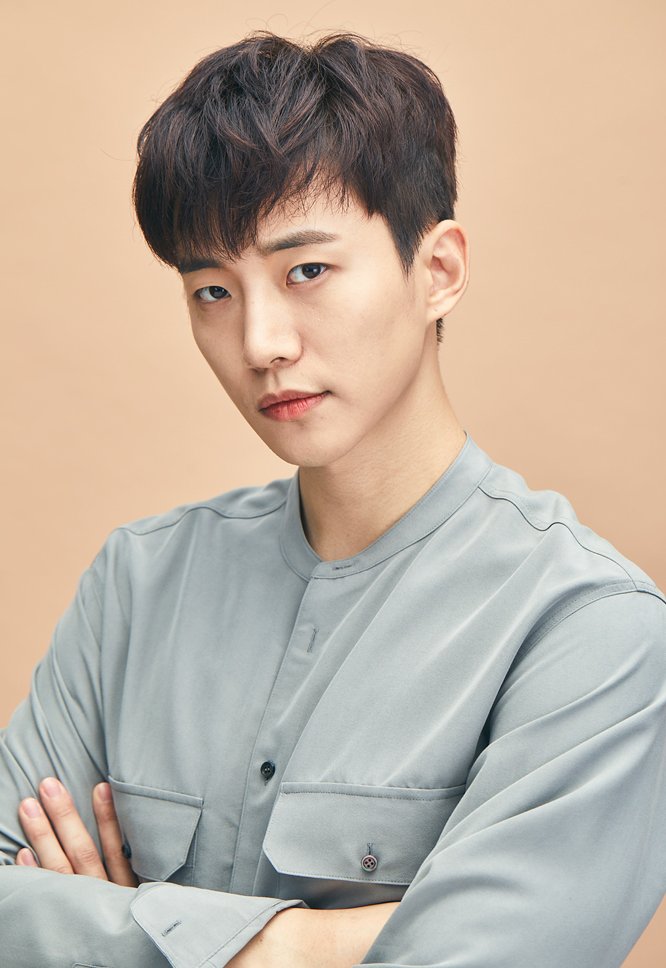 JUNHO_FANID's tweet photo. [pic] Official Character still of Chef Seopoong https://t.co/4bZuzf6qg4 https://t.co/rGbLVk7cC3

#투피엠 #준호 #이준호 #2PM #Junho #LeeJunho #기름진멜로 #WokOfLove #GreasyMelo https://t.co/XoOBDvJkne