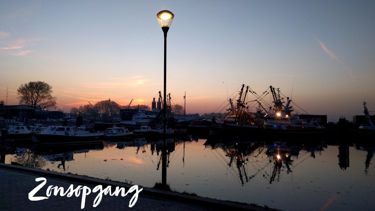 measuremuntend2's tweet photo. Eventjes van het uitzicht genieten hoor! #ZRHackathon #zonsopgang #weerspiegeling #genieten @ZRHackathon https://t.co/EuWBPrElN7