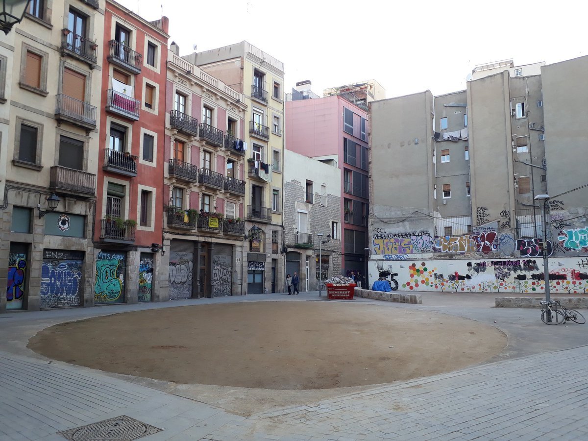 XciutatVella's tweet photo. Fa 1'5 any, col·laboràvem amb #ColectiuIntermitent en procés veïnal x redefinir la #antiPlaça (C/MestresCasalsiMartorell #CascAntic)
Urbanitzada en versió minimalista de conclusions del procés, li queda 1 any de vida (esdevindrà casal gent gran)
Avui 19h hi pensem #femPlaça
Vine! https://t.co/1my3acQWFL