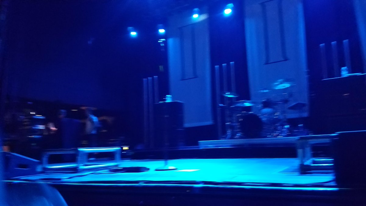 lookitsmara's tweet image. WE FUCKING WAITED DAYS AND IT WAS WORTH EVERY DANN SECOND. MY FIRST FUCKING BARRICADE. #5SOS3Dallas