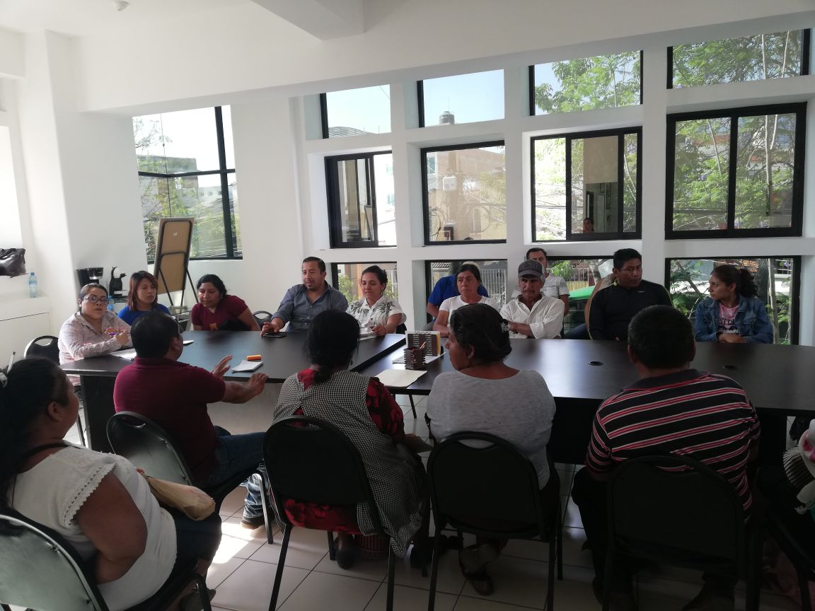 ferbustamante79's tweet photo. Queremos escuchar todas las voces.

Para cambiar Oaxaca debes conocerla, saber que viven sus habitantes y que necesitan.

Diálogo enriquecedor con ciudadanos, #PorUnMejorOaxaca https://t.co/hthq35S2lZ