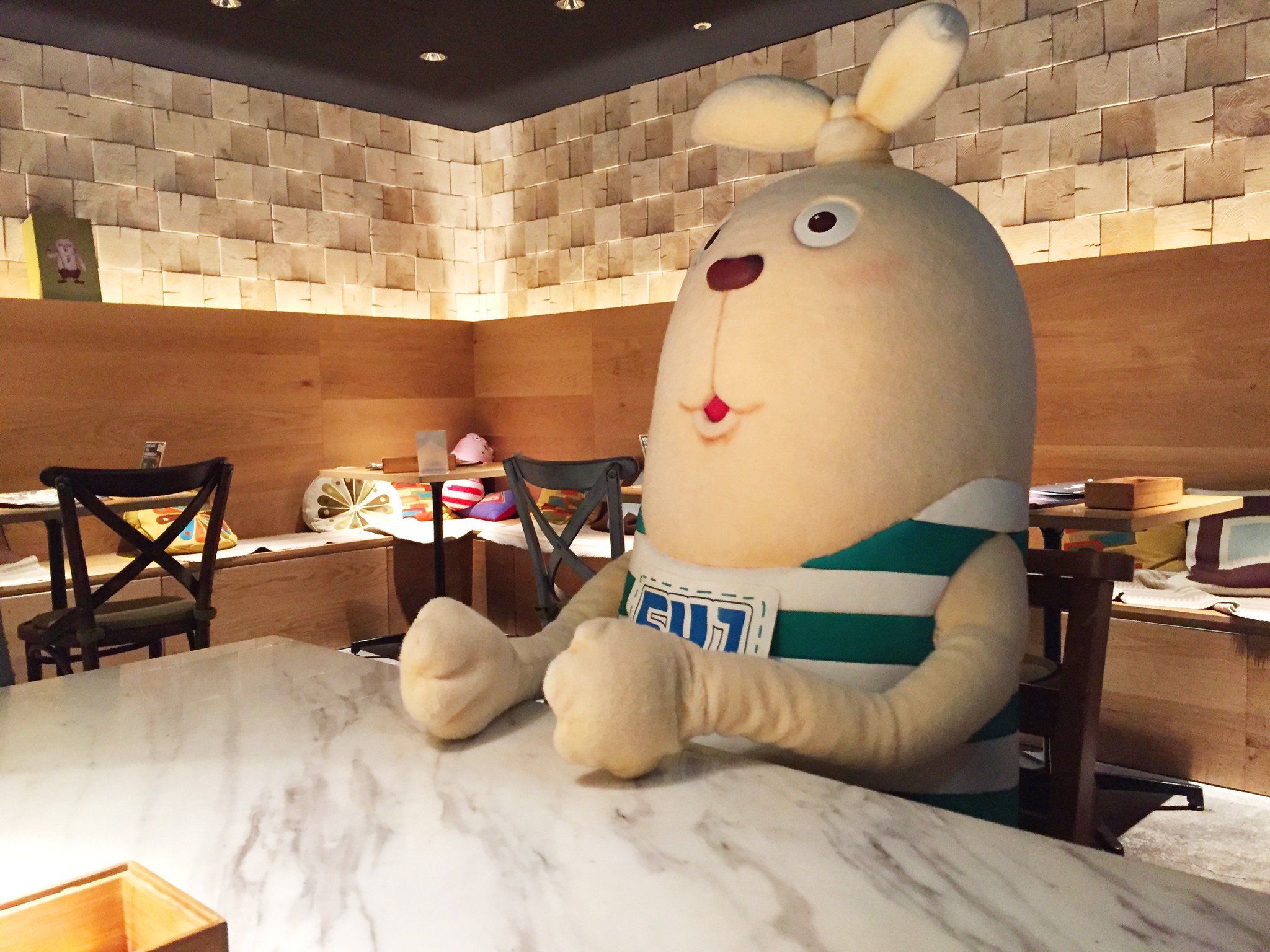 カナバングラフィックス Kanaban Graphics 弊社のスタッフが新宿の ウサビッチ X ハレノヒ のコラボカフェに行ってきました お店ではキレネンコとプーチンがくつろいでいて ウサビッチグッズも置いてあり 料理と一緒にウサビッチの世界観をお楽しみ