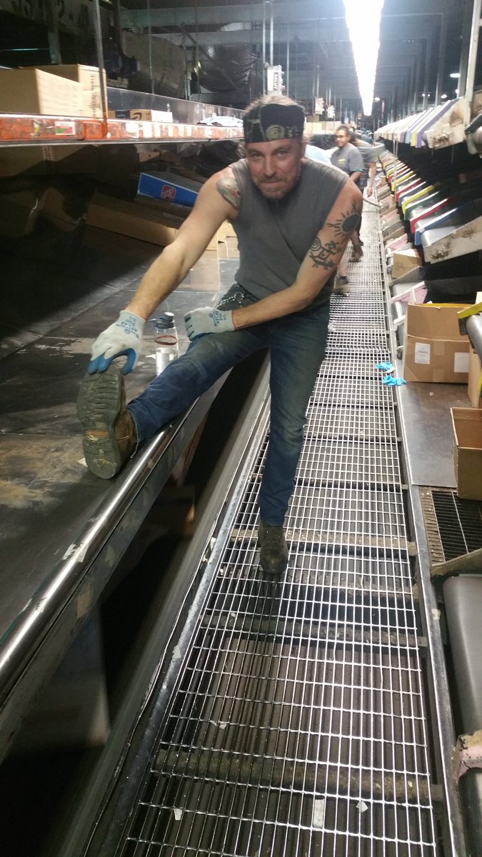 tybueter7100's tweet photo. #CaughtSafely 8419 SLC Day Sort employee Chris Morris doing his routine morning stretches before he starts working. Great job setting the example Chris. Thank you, keep up the good work. https://t.co/JdFqnXD02P