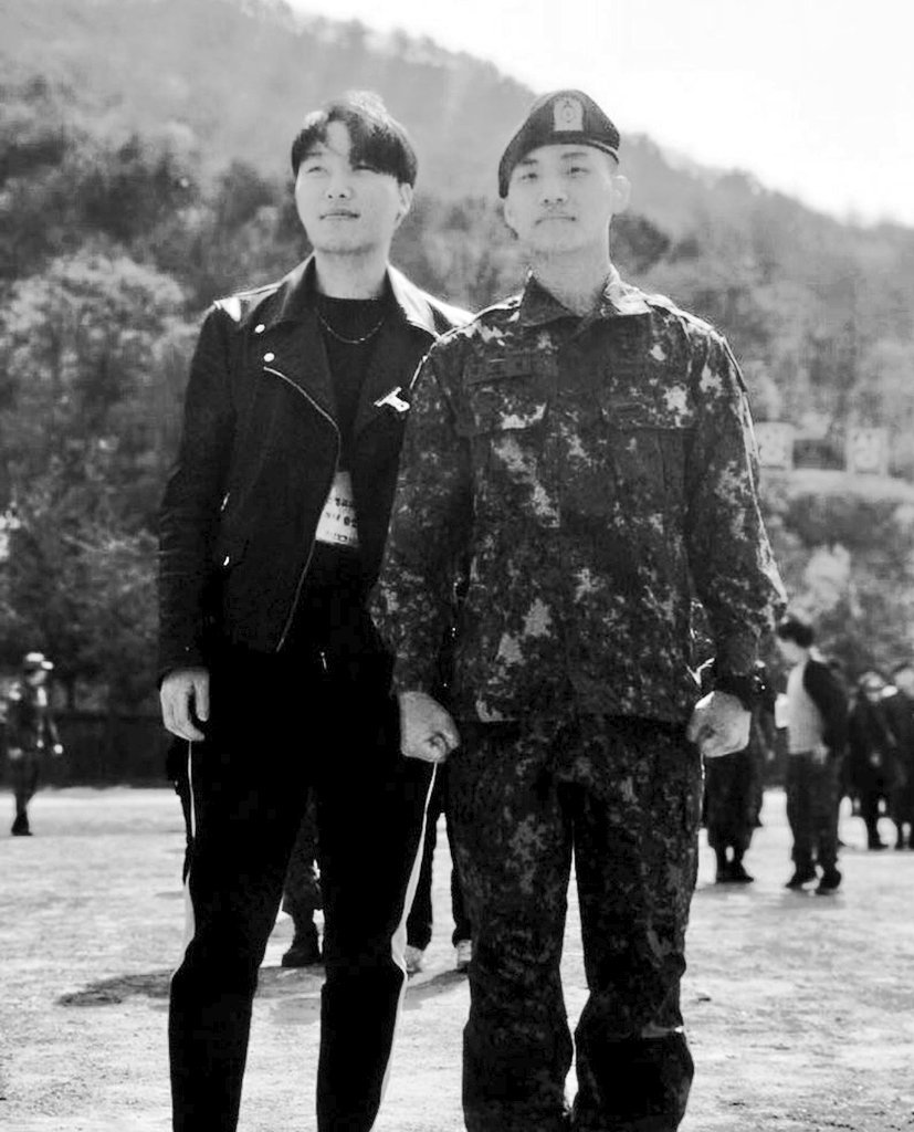 DaesungUpdate's tweet photo. 180420 JaeWoo Yoon's Instagram photo with soldier Kang Daesung! 🤗

😇D-601 Waiting For Daesung 

#빅뱅 #대성 #BIGBANG #Daesung #DLITE #D601 https://t.co/3SMHprabJW