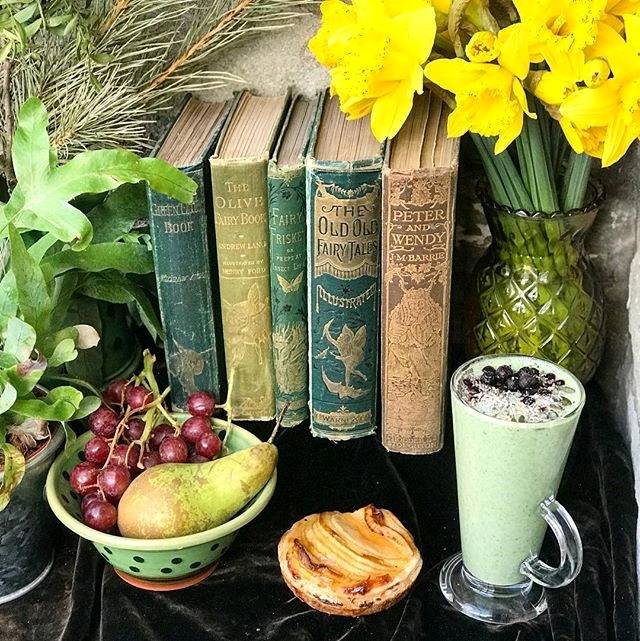 #addymanbooks #childrensbooks #greenbooks #greensmoothie #flowersandbooks #daffodills #daffodildelight #appletart #fruitandflowers #coffeeandbooks #booksandflowers #hayonwye #booktown #usedbooks #oldbooks #usedbookstore  #beautifulbooks #fairystories #peterpan