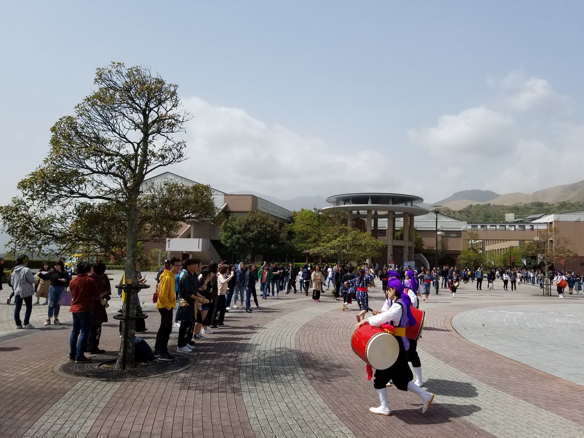 ritsumeikanapu's tweet photo. 今週は、新入生歓迎のサークルパフォーマンスが目白押し⛲️
APUには100以上の学生団体があり、スポーツやビジネス、社会貢献など様々。日本の伝統舞踊には国際学生の方が多く在籍していたり、海外へボランティア遠征に行く団体もあります!#FirstStepDone #WelcomeWeekAPU #ShapeYourWorldAPU https://t.co/wb5zWxtdLQ