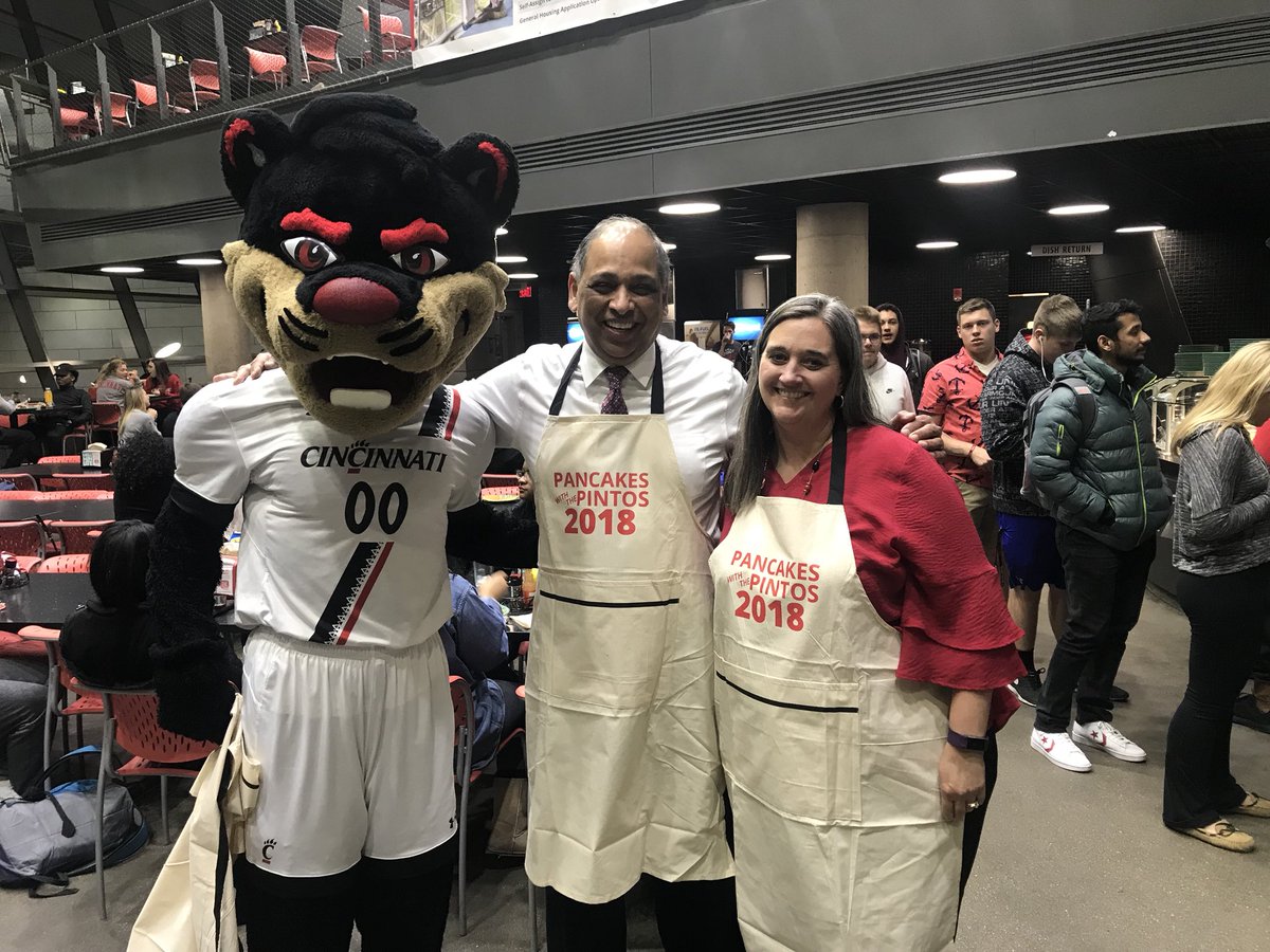 Prez_Pinto's tweet photo. We are having a blast at Pancakes with the Pintos! @UC_Wellness #FreePancakes #StressLessFest https://t.co/Uz2K4uJRrh