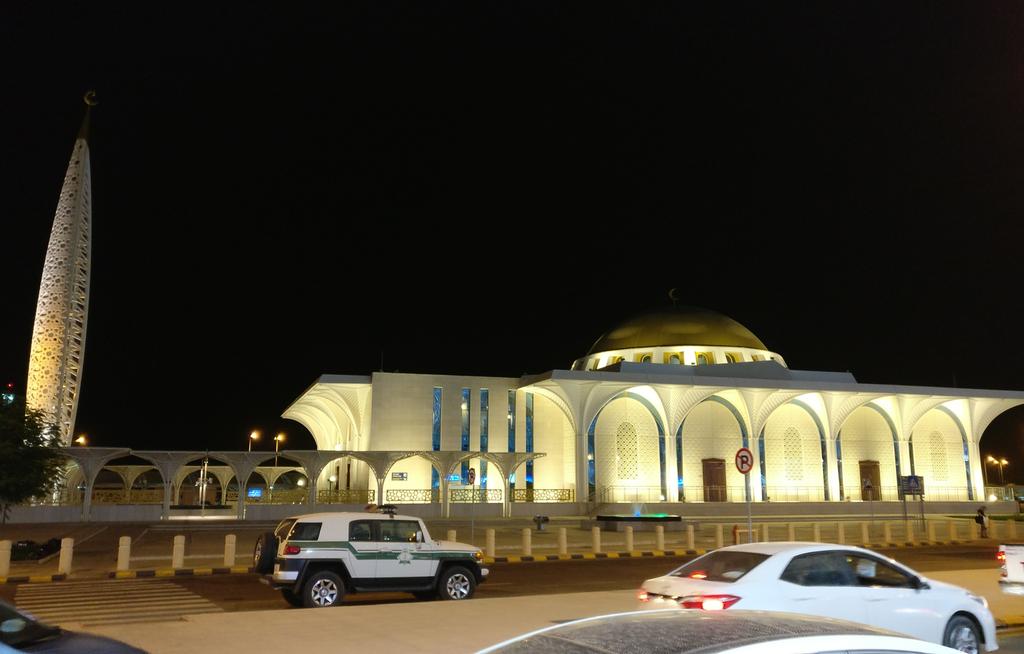 DaoodButt's tweet photo. Feeling sad while departing from #Madinah #airport...
#DesignedByAllah https://t.co/H92sBhcSuU