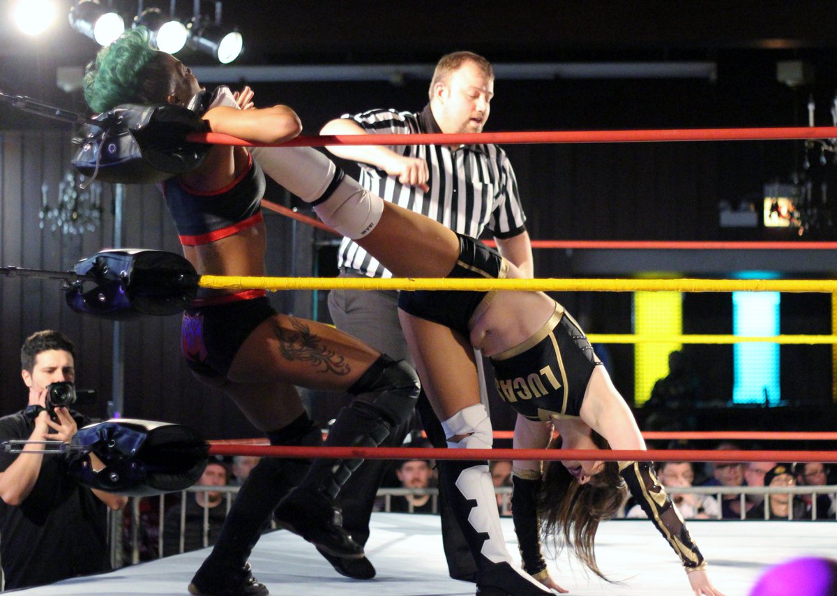DAFALCON11's tweet photo. One of the highlights of my SHIMMER weekend was meeting #BigSwole @aerialmonroe  who opened #SHIMMER101 with an exhausting match v the boundless energy of @ZoeLucasPro  #greatopener https://t.co/kmv7p6pmYN