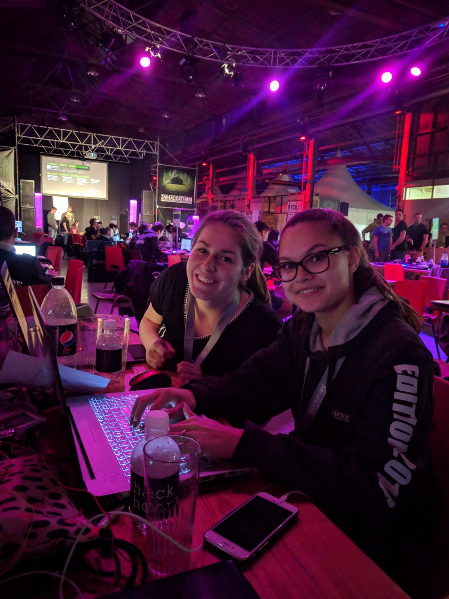 measuremuntend2's tweet photo. We zijn alweer over de helft!! en nog steeds blije gezichten hier op de  #ZRHackathon @ZRHackathon #girlsinengineering #cool #laat https://t.co/uy8Ecc2tH9