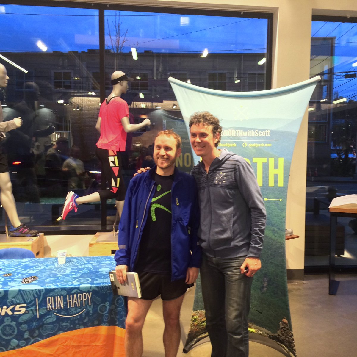 SGLRG's tweet photo. Wonderful to welcome back @ScottJurek to #Seattle for his book and run tour at @brooksrunning!
#runhappy #runchat #GoNORTHwithScott #GoSGLRG https://t.co/eF5oEmq6tS